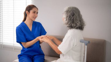 Şefkatli sağlık uzmanı, destekleyici ev ortamında yaşlı müşteriye kişisel ilgi ve duygusal bağlantı sunuyor