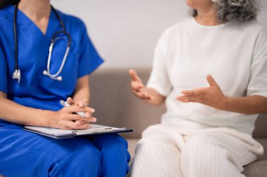 Şefkatli yaşlı bakımı ve sağlık desteği sunan kendini adamış hemşire evde kişisel tıbbi danışmanlık tartışması alıyor.