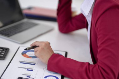 Yetişkin profesyonel analiz mali veri rapor grafikleri kalem panosu hesap makinesi dizüstü bilgisayarı kullanılarak bulanık arkaplan ofis çalışma belgesi ayarlama