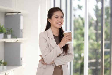 Mutlu kadın yöneticiler, parlak çağdaş çalışma alanlarında ferahlatıcı içeceklerden hoşlanırlar. Pozitif enerji üretkenliği ve refahı arttırır.