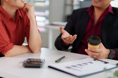 İki farklı profesyonel, gelecekteki pazar verilerini dinamik bir iş yerinde analiz etmeyi planlayan bir fikir alışverişinde bulunuyor.