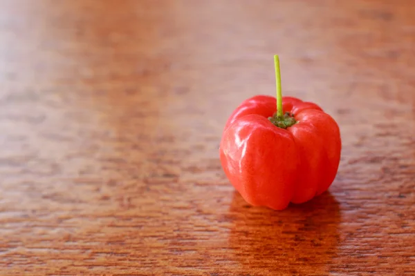 Acerola-Frucht auf Holztisch — Stockfoto