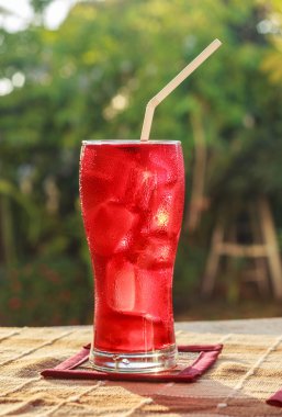 Kırmızı alkolsüz içecek