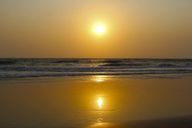 Denizin üstünde gün batımı