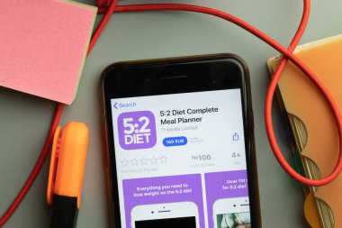 New York, ABD - 7 Kasım 2020: 5: 2 Diyet Yemek Planlama uygulaması logosu telefon ekranında, İllüstrasyon Editörü.