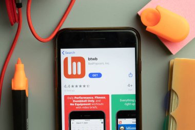 New York, ABD - 7 Kasım 2020: Telefon ekranı btwb mobil uygulama logosu sergilenmekte, Illustrative Editorial.