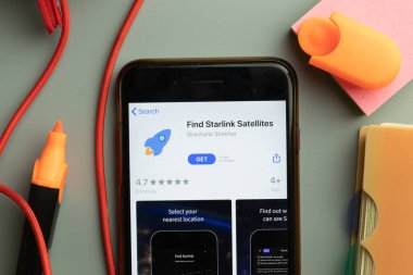 New York, ABD - 7 Kasım 2020: Yıldız Bağlantısı Mobil Uyduları Bul uygulaması logosu sergilenmekte olan telefon ekranı.