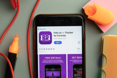 New York, ABD - 7 Kasım 2020: Fortnite mobil uygulama logosu için fnbr.co Tracker ile yakın plan telefon ekranı, Illustrative Editorial.