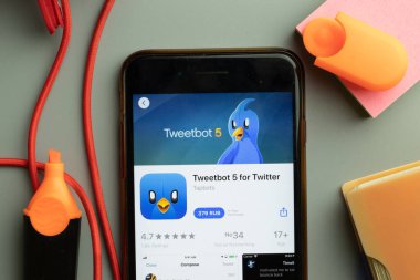 New York, ABD - 7 Kasım 2020: Twitter mobil uygulama logosu için Tweetbot 5 ile yakın plan telefon ekranı, Illustrative Editorial.