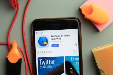 New York, ABD - 7 Kasım 2020: Twitter-mobil uygulama logosu sergilenen telefon ekranı, Illustrative Editorial.