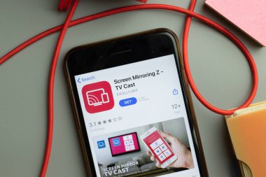 New York, ABD - 7 Kasım 2020: Ekran Aynası Z TV Cast uygulama mağazası logosu telefon ekranında, İllüstrasyon Editörü.