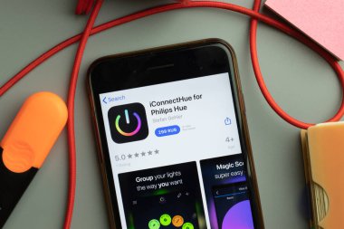 New York, ABD - 7 Kasım 2020: iConnectHue for Philips Hue uygulama mağazası logosu telefon ekranında, Illustrative Editorial.