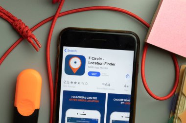 New York, ABD - 7 Kasım 2020: F Çemberi Yer Bulucu uygulama mağazası logosu telefon ekranında, İllüstrasyon Editörü.
