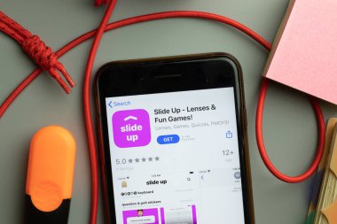 New York, ABD - 7 Kasım 2020: Telefon ekranında Uygulama Mağazası logosu, İllüstrasyon Editörü.