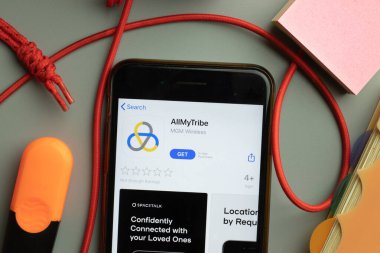 New York, ABD - 7 Kasım 2020: AllMyTribe uygulama mağazası logosu telefon ekranında, Illustrative Editorial.