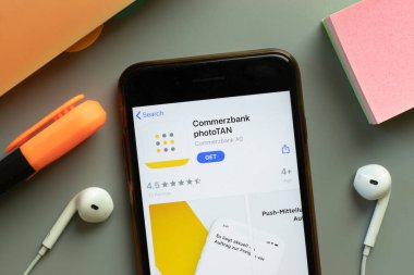 New York, ABD - 7 Kasım 2020: Commerzbank photoTAN uygulama mağazası logosu telefon ekranında, Illustrative Editorial.