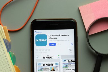 New York, ABD - 26 Ekim 2020: La Nuova di Venezia e Mestre mobil uygulama logosu telefon ekranında, İllüstrasyon Editörü.