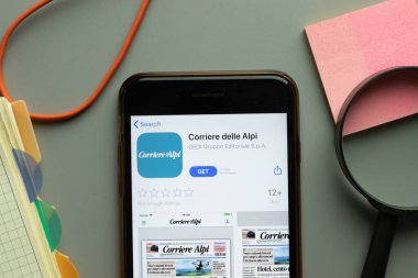 New York, ABD - 26 Ekim 2020: Corriere delle Alpi mobil uygulama logosu telefon ekranında kapat, Illustrative Editorial.