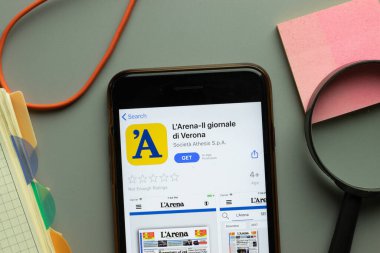 New York, ABD - 26 Ekim 2020: L Arena il giornale di Verona mobil uygulama logosu telefon ekranında, Illustrative Editorial.