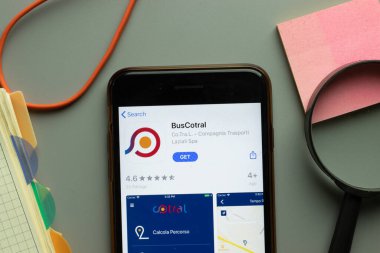 New York, ABD - 26 Ekim 2020: BusCotral mobil uygulama logosu telefon ekranında kapat, Illustrative Editorial.