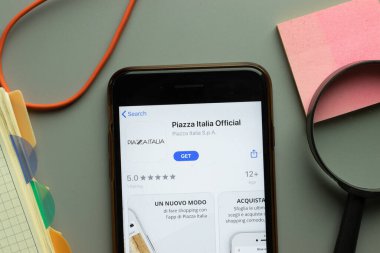 New York, ABD - 26 Ekim 2020: Piazza Italia Resmi mobil uygulama logosu telefon ekranında, İllüstrasyon Editörü.