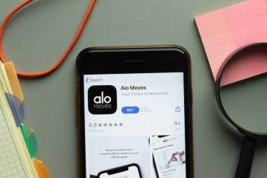 New York, ABD - 26 Ekim 2020: Alo Moves mobil uygulama logosu telefon ekranında, İllüstrasyon Editörü.