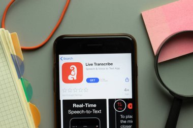 New York, ABD - 26 Ekim 2020: Telefon ekranındaki Live Transcribe mobil uygulama logosu, Illustrative Editorial.
