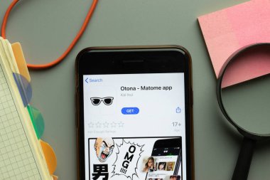 New York, ABD - 26 Ekim 2020: Otona Matome mobil uygulama logosu telefon ekranında kapatın, Illustrative Editorial.