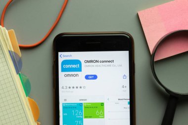 New York, ABD - 26 Ekim 2020: OMRON Mobil Bağlantı uygulama logosu telefon ekranında kapatın, İllüstrasyon Editörü.