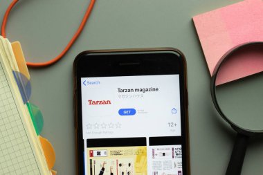 New York, ABD - 26 Ekim 2020: Tarzan dergisi mobil uygulama logosu telefon ekranında, İllüstrasyon Editörü.