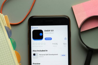 New York, ABD - 26 Ekim 2020: EMDR 101 mobil uygulama logosu telefon ekranında, İllüstrasyon Editörü.