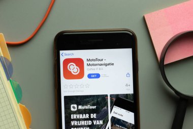New York, ABD - 26 Ekim 2020: MotoTour Motornavigatie mobil uygulama logosu telefon ekranında kapatın, Illustrative Editorial.
