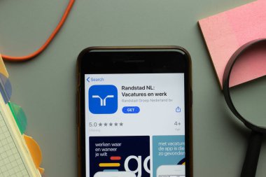 New York, ABD - 26 Ekim 2020: Randstad NL Vacatures en Werk mobil uygulama logosu telefon ekranında, Illustrative Editorial.