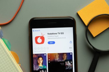 New York, ABD - 26 Ekim 2020: Vodafone TV mobil uygulama logosu telefon ekranında, Illustrative Editorial.