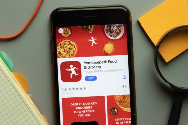 New York, ABD - 26 Ekim 2020: Yemeksepeti mobil uygulama logosu telefon ekranında kapat, Illustrative Editorial.