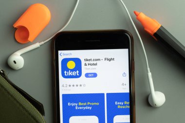 New York, ABD - 26 Ekim 2020: tiket.com Uçuş ve Otel mobil uygulama simgesi telefon ekranında yakın plan, Illustrative Editorial.