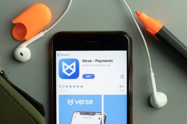 New York, ABD - 26 Ekim 2020: Telefon ekranında Verse Payments mobil uygulama simgesi logosu, İllüstrasyon Editörü.
