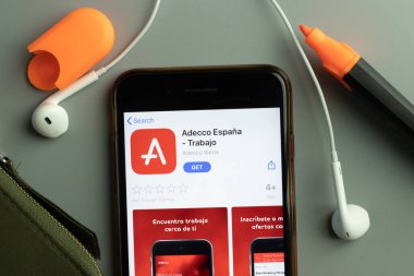 New York, ABD - 26 Ekim 2020: Adecco Trabajo mobil uygulama simgesi telefon ekranında yakın plan, İllüstrasyon Editörü.