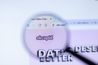 New York, ABD - 29 Eylül 2020: okcupid okcupid.com şirket web sitesi logo yakın, Illustrative Editorial.