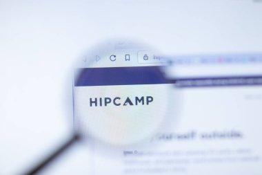 New York, ABD - 29 Eylül 2020: Hippi kampı hipcamp.com şirket web sitesi logosu, Illustrative Editorial.