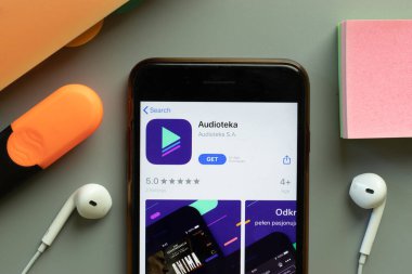 New York, ABD - 1 Aralık 2020: Audioteka mobil uygulama simgesi telefon ekranının üstünde, İllüstrasyon Editörü.