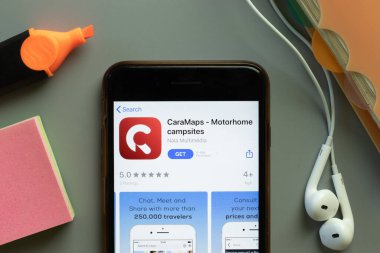 New York, ABD - 1 Aralık 2020: CaraHaritalar mobil uygulama simgesi telefon ekranının üstünde, İllüstrasyon Editörü.