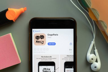 New York, ABD - 1 Aralık 2020: GogoParis mobil uygulama simgesi telefon ekranı üst görünümü, Illustrative Editorial.