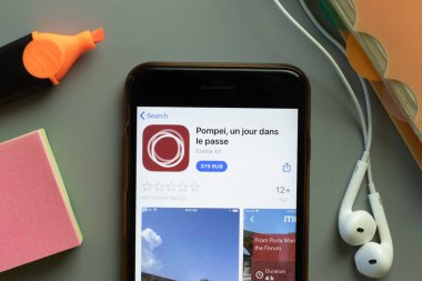 New York, ABD - 1 Aralık 2020: Pompei mobil uygulama simgesi telefon ekranının üstünde, İllüstrasyon Editörü.