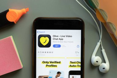 New York, ABD - 1 Aralık 2020: Olive mobil uygulama simgesi telefon ekranının üstünde, Illustrative Editorial.
