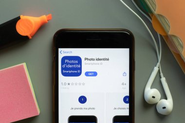 New York, ABD - 1 Aralık 2020: Telefon ekranındaki mobil uygulama simgesini tanımla.