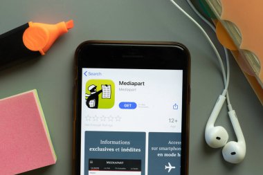 New York, ABD - 1 Aralık 2020: Telefonun üst görüntüsünde Mediapart mobil uygulama simgesi, Illustrative Editorial.