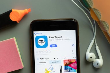 New York, ABD - 1 Aralık 2020: Telefon ekranında bölge mobil uygulama simgesini geçmek, İllüstrasyon Editörü.