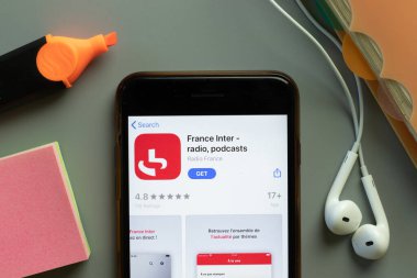 New York, ABD - 1 Aralık 2020: France Inter mobil uygulama simgesi telefon ekranının üstünde, Illustrative Editorial.