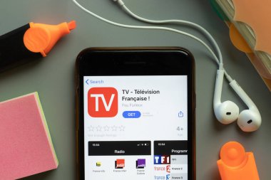 New York, ABD - 1 Aralık 2020: TV Televizyonu Francaise mobil uygulama simgesi telefon ekranı üst görünümü, Illustrative Editorial.